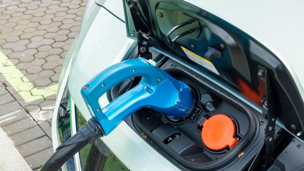 Keuntungan Memasang Charger Mobil Listrik di Rumah 2